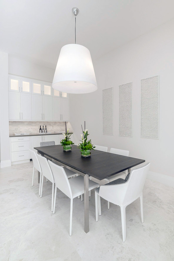 Modern inredning av en mellanstor matplats med öppen planlösning, med beige väggar, marmorgolv och beiget golv