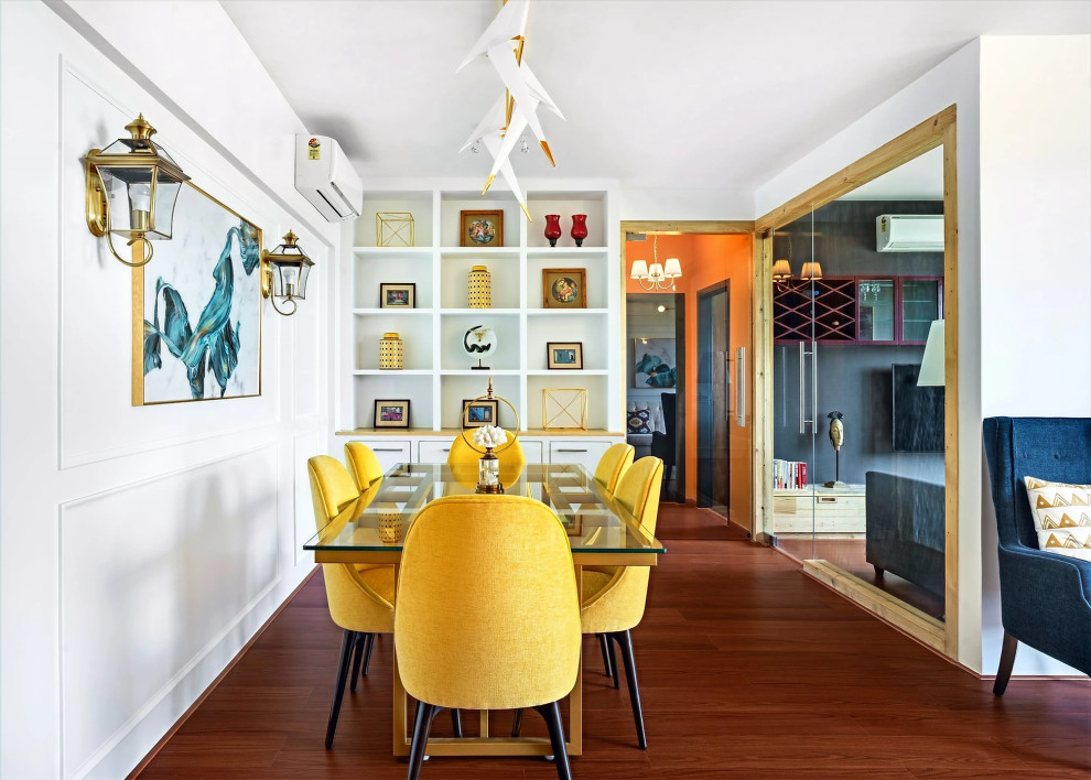 Aménagement d'une salle à manger ouverte sur le salon classique avec un mur blanc, un sol en bois brun, aucune cheminée, un sol marron et du lambris.