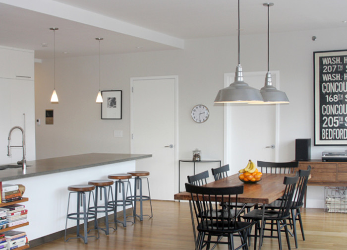 Réalisation d'une salle à manger ouverte sur la cuisine design de taille moyenne avec un mur blanc, parquet clair et aucune cheminée.