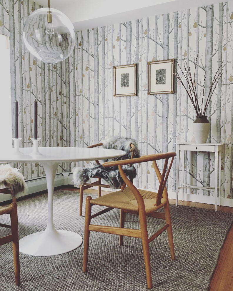 Inspiration pour une salle à manger ouverte sur la cuisine design avec parquet en bambou.