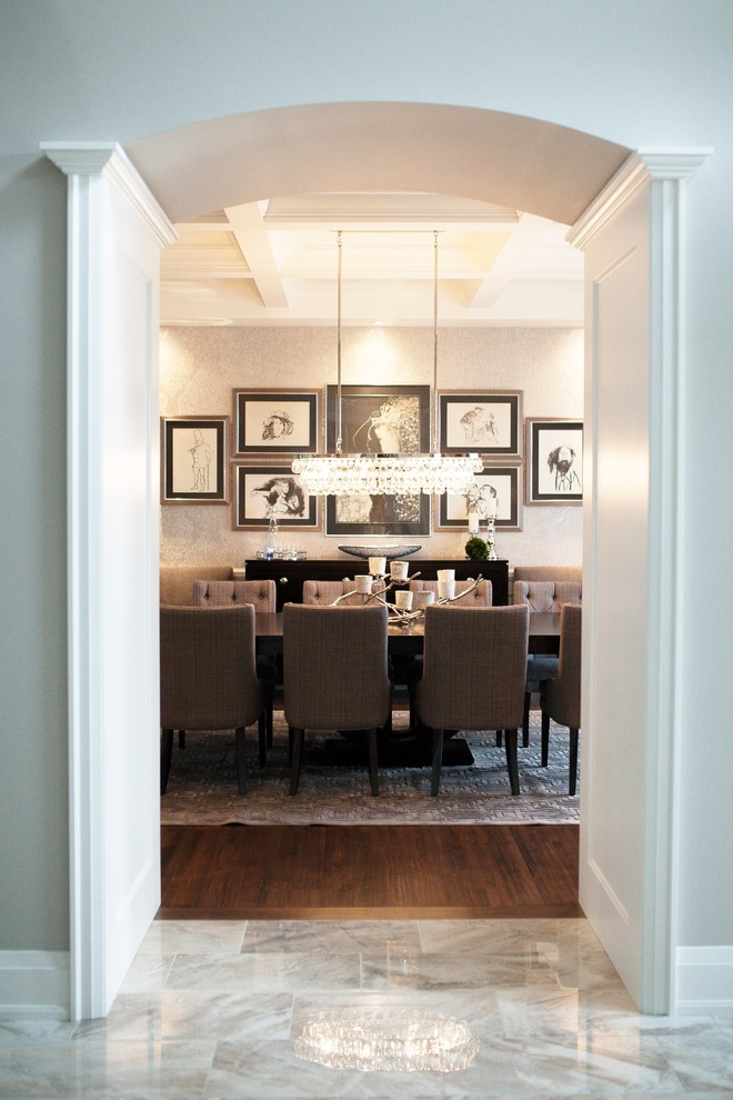 Cette image montre une grande salle à manger design fermée avec un mur gris, un sol en bois brun, aucune cheminée et un sol marron.
