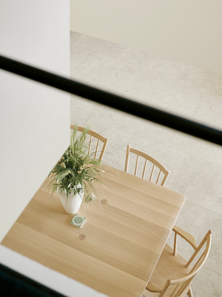Réalisation d'une salle à manger ouverte sur le salon tradition avec un sol en marbre et un sol beige.