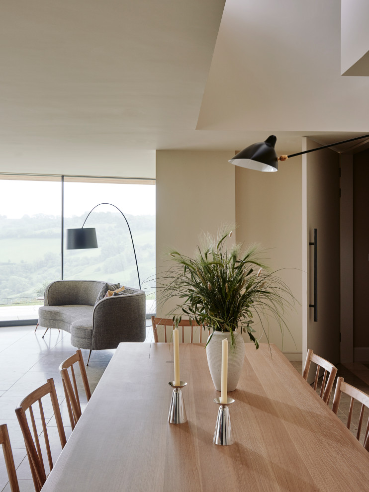 Idee per una sala da pranzo aperta verso il soggiorno chic con pavimento in marmo e pavimento beige