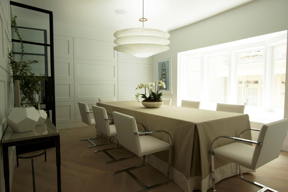 Пример оригинального дизайна: отдельная столовая в современном стиле с белыми стенами и светлым паркетным полом