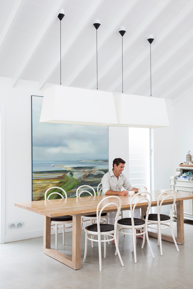 Exemple d'une salle à manger moderne de taille moyenne avec un mur blanc.