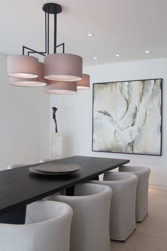 Cette image montre une salle à manger design avec un mur blanc et un sol beige.
