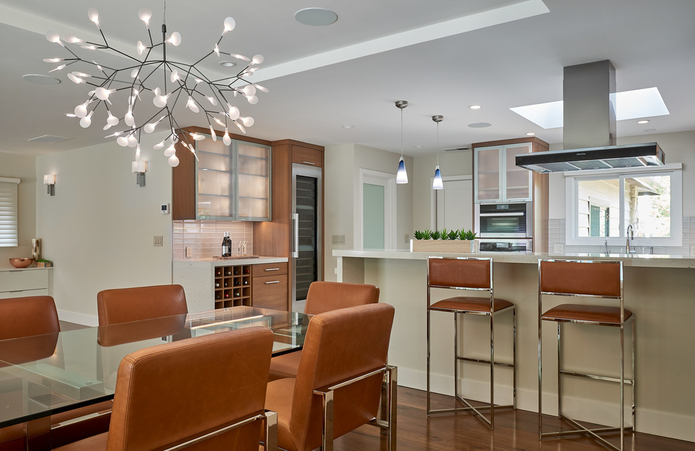 Aménagement d'une salle à manger ouverte sur la cuisine contemporaine de taille moyenne avec un mur beige, un sol en bois brun et un sol marron.