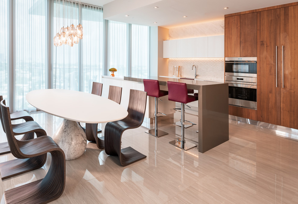 Foto di una sala da pranzo aperta verso la cucina minimalista di medie dimensioni con pareti bianche, pavimento in gres porcellanato, nessun camino e pavimento grigio