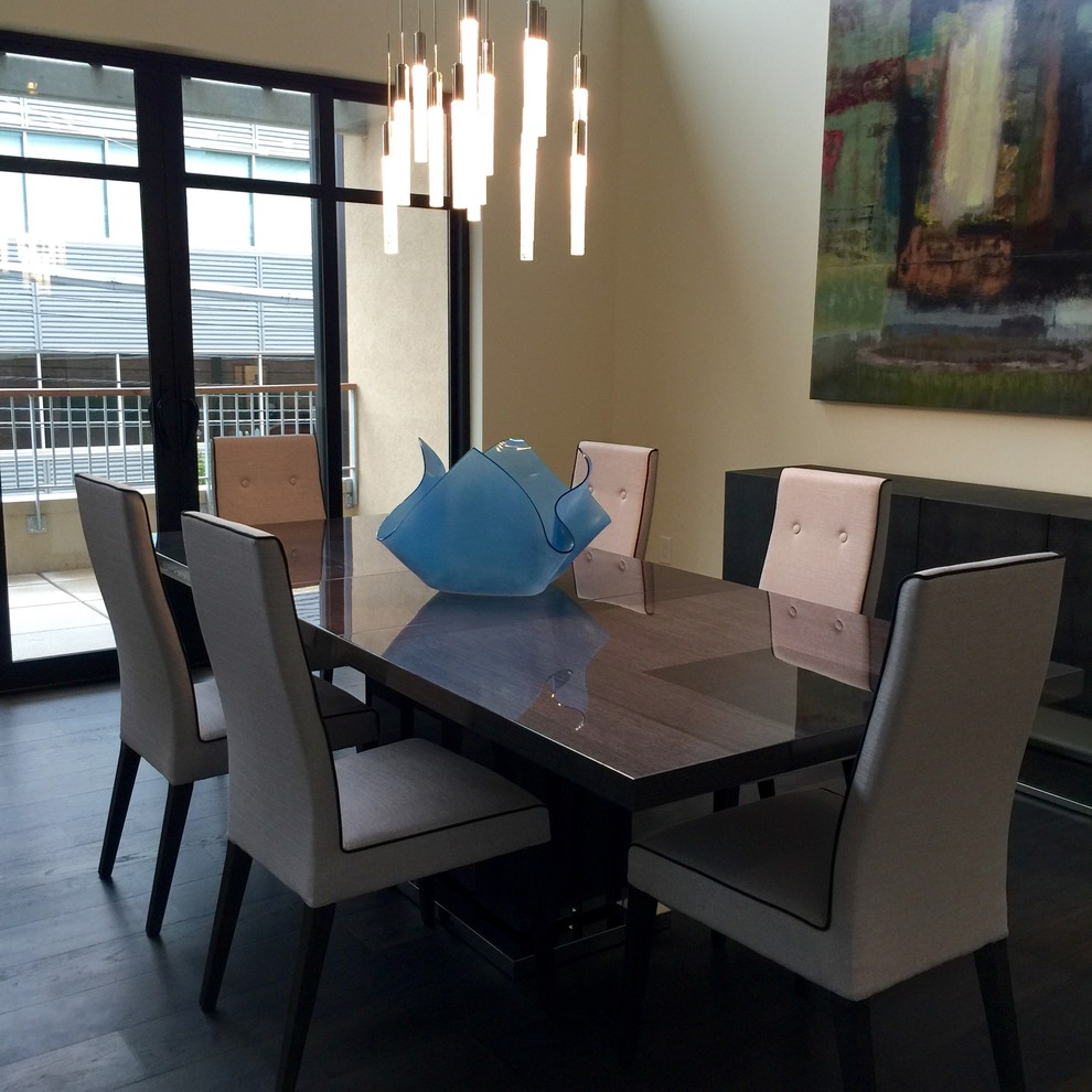 Foto di una sala da pranzo aperta verso il soggiorno contemporanea con parquet scuro