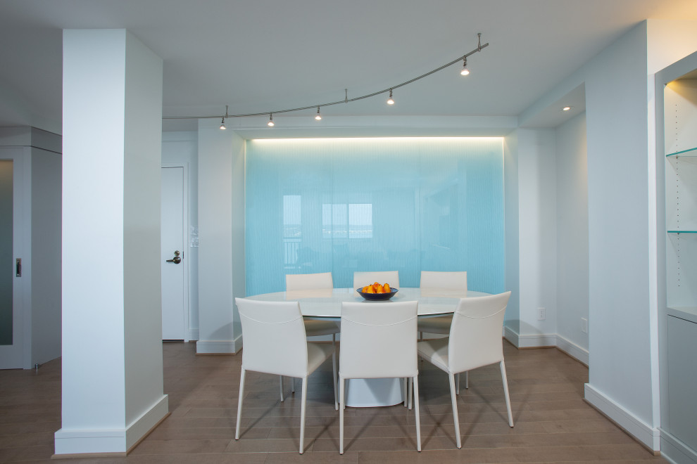Idées déco pour une salle à manger contemporaine avec un mur bleu.