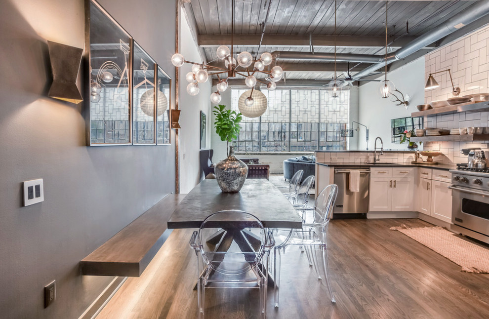 Imagen de comedor urbano abierto con paredes grises y suelo de madera en tonos medios