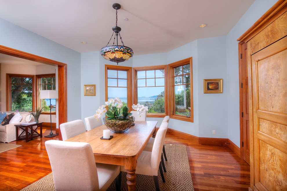 Cette photo montre une salle à manger craftsman de taille moyenne avec un mur bleu.