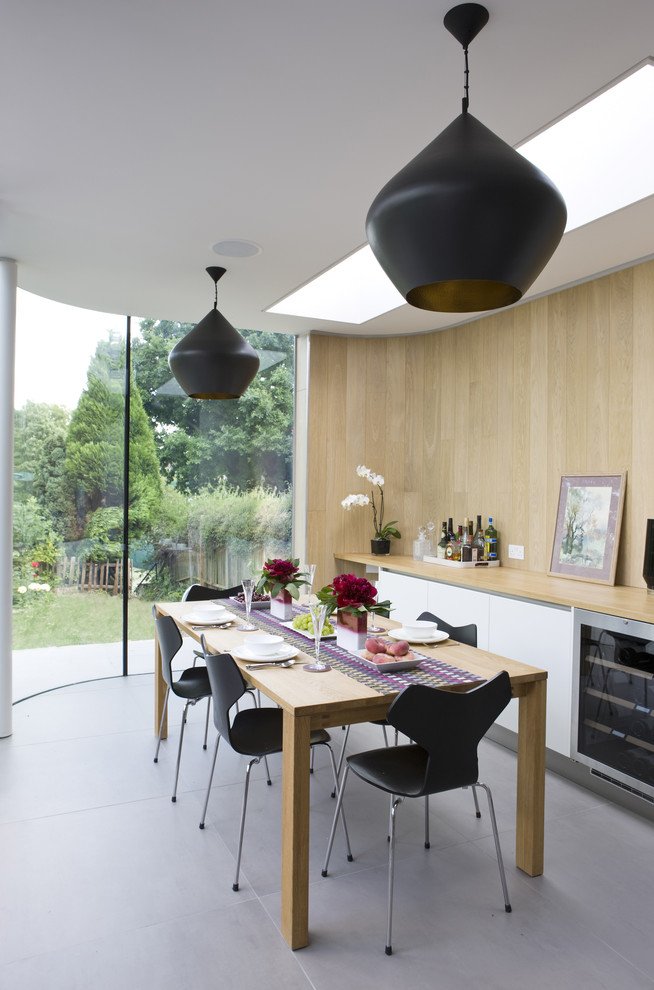 Пример оригинального дизайна: кухня-столовая среднего размера в современном стиле с полом из керамической плитки