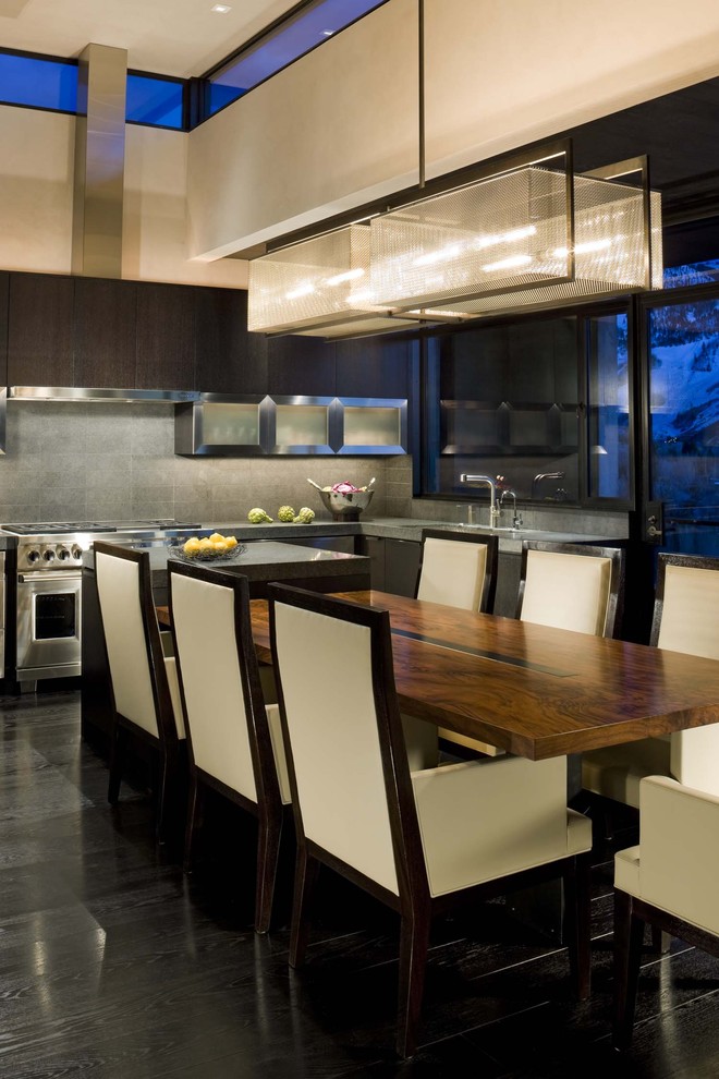 Cette image montre une salle à manger ouverte sur la cuisine design de taille moyenne.