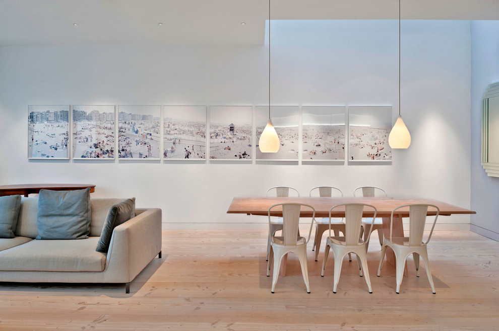 Aménagement d'une salle à manger contemporaine avec un mur blanc et parquet clair.