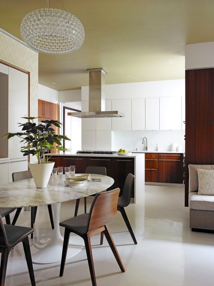 Пример оригинального дизайна: гостиная-столовая в современном стиле с бежевыми стенами