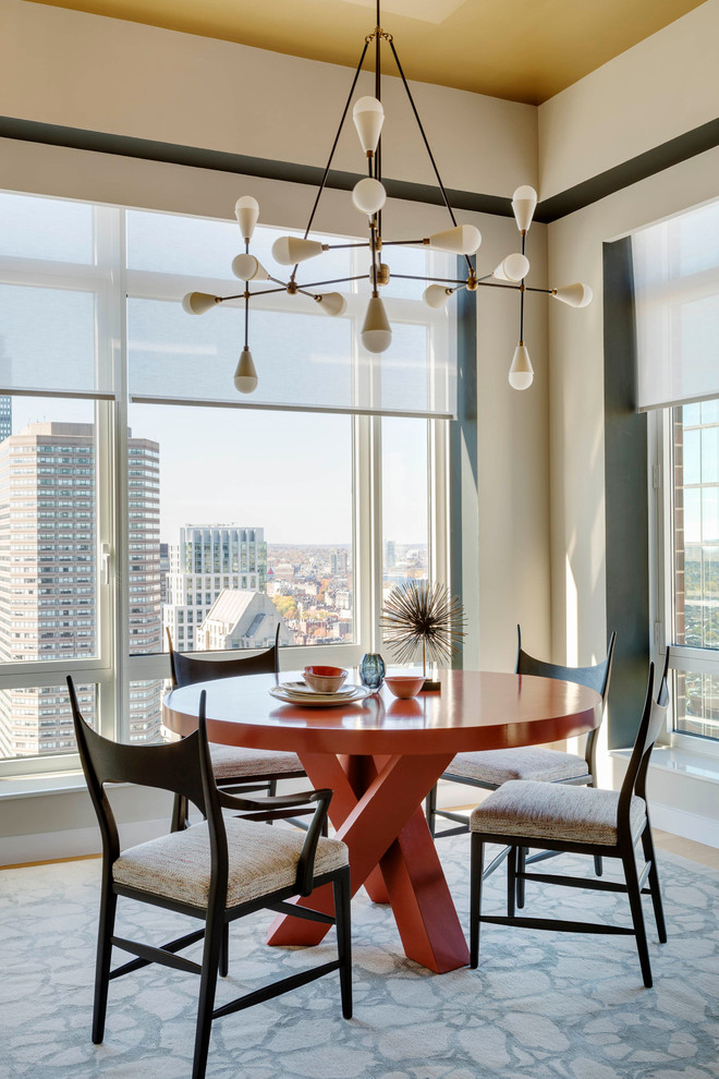 Immagine di una sala da pranzo aperta verso il soggiorno contemporanea con pareti beige e pavimento in legno massello medio
