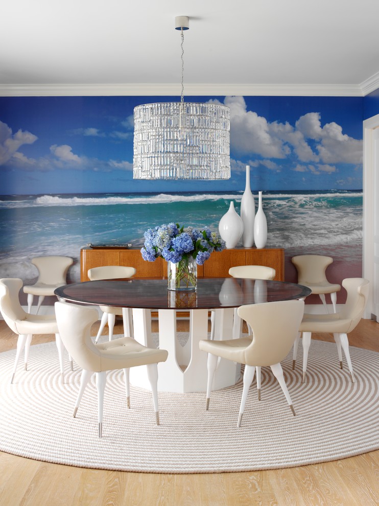Immagine di una sala da pranzo minimal con pareti multicolore e parquet chiaro