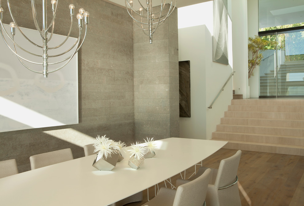 Пример оригинального дизайна: кухня-столовая в современном стиле с серыми стенами и светлым паркетным полом