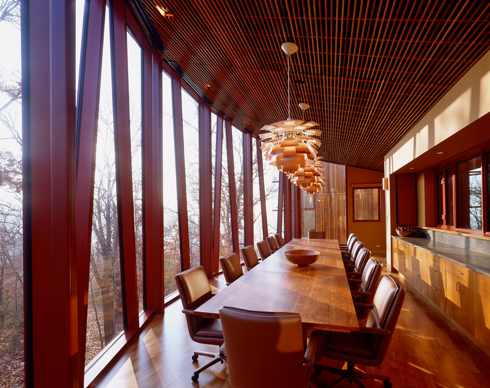 Aménagement d'une salle à manger contemporaine avec un sol en bois brun.