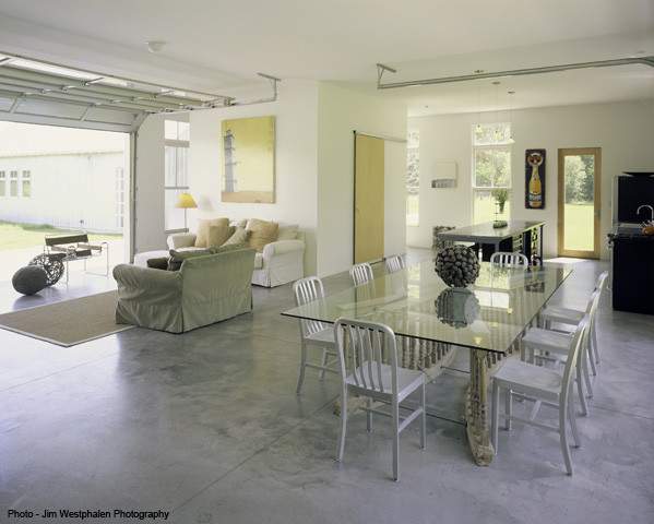 Immagine di una grande sala da pranzo minimal con pavimento in cemento e pavimento grigio