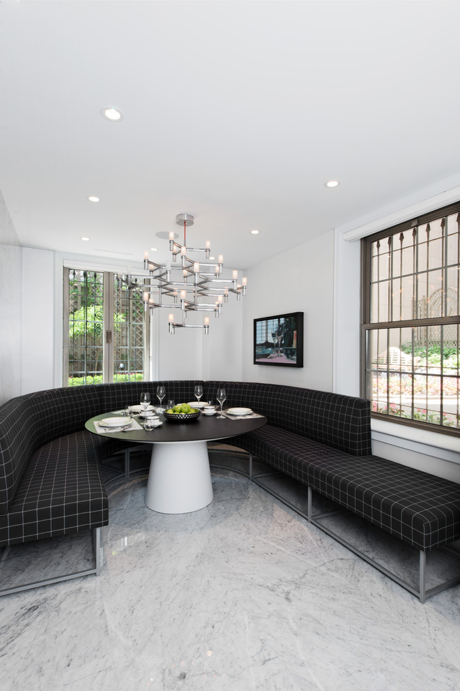 Cette image montre une salle à manger design avec un mur blanc et un sol en marbre.