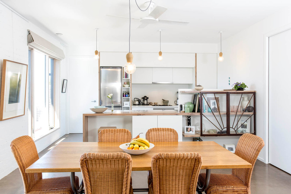 Источник вдохновения для домашнего уюта: кухня-столовая в современном стиле с белыми стенами и бетонным полом