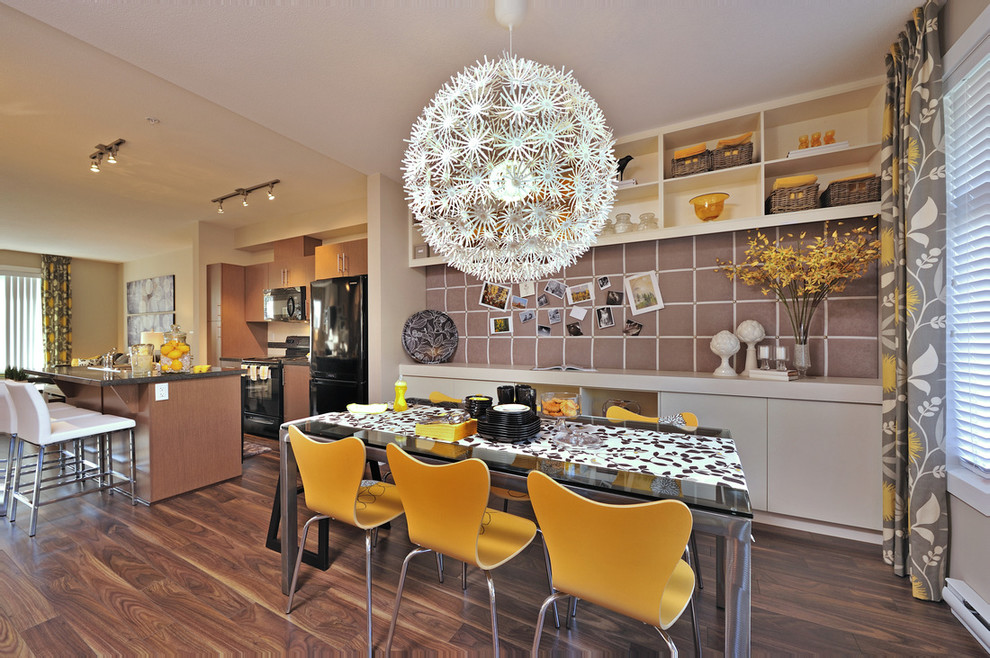 Exemple d'une salle à manger ouverte sur la cuisine tendance avec parquet foncé.