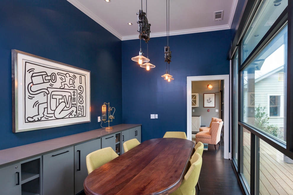 Exemple d'une salle à manger ouverte sur la cuisine tendance avec un mur bleu, aucune cheminée et un sol marron.
