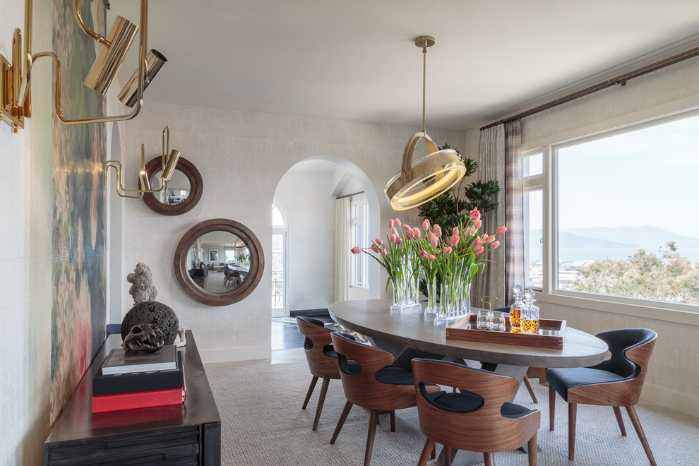 Источник вдохновения для домашнего уюта: столовая в современном стиле с серыми стенами и ковровым покрытием
