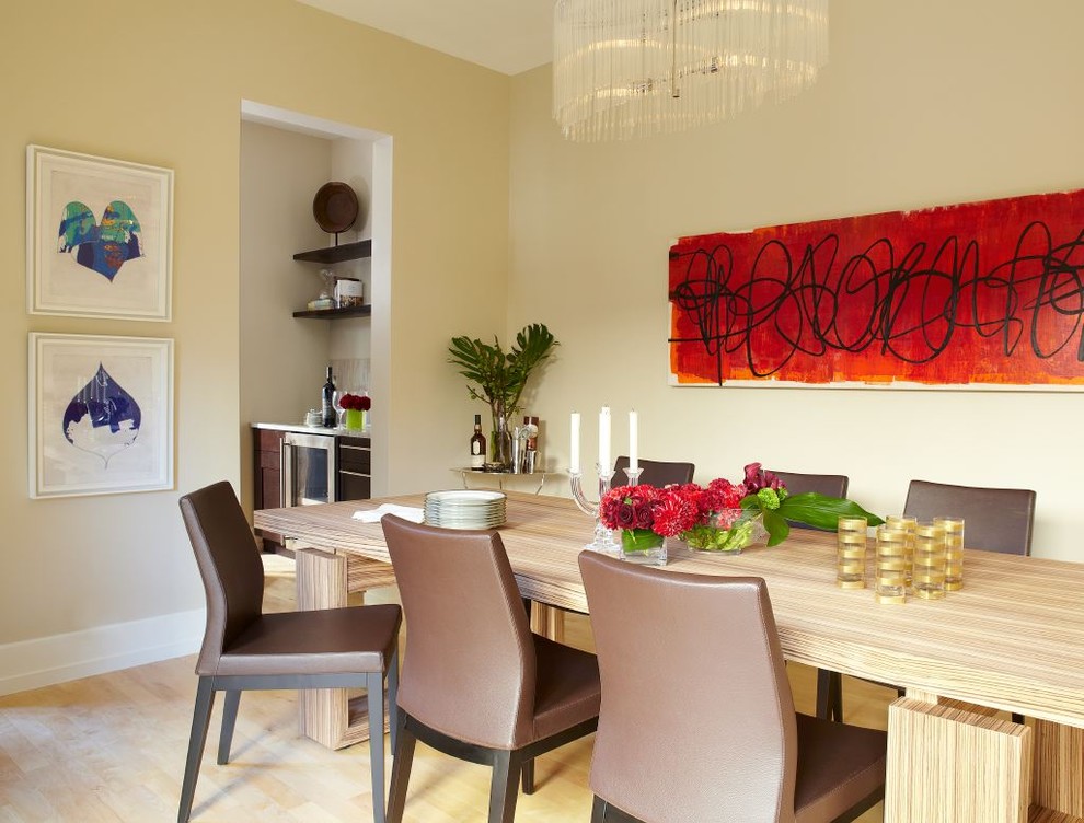 Aménagement d'une salle à manger contemporaine avec un mur beige et parquet clair.