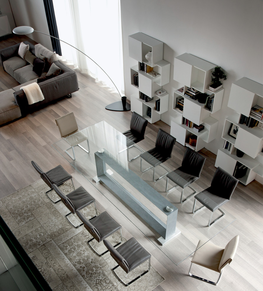 Пример оригинального дизайна: большая гостиная-столовая в современном стиле с белыми стенами, полом из керамической плитки и коричневым полом