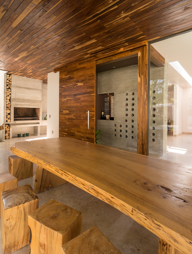 Idée de décoration pour une salle à manger design avec une cheminée standard.