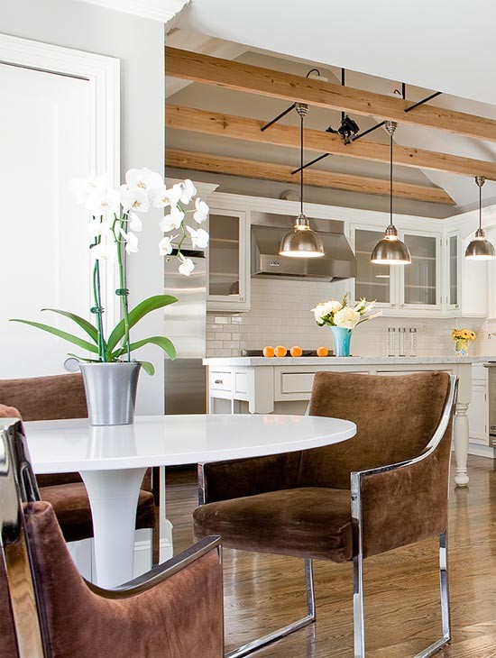 Ispirazione per una sala da pranzo aperta verso il soggiorno design di medie dimensioni con pareti bianche e pavimento in legno massello medio