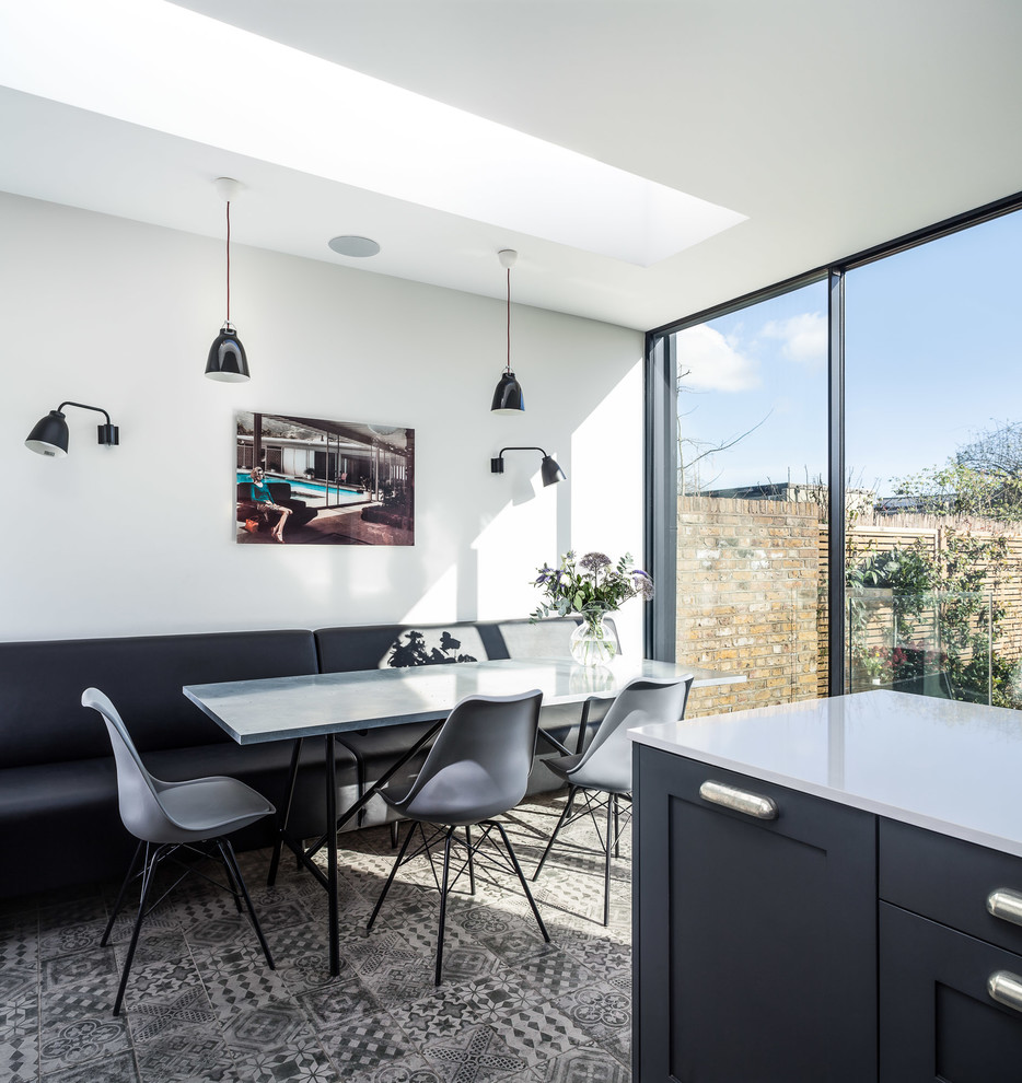 Moderne Wohnküche mit weißer Wandfarbe und Keramikboden in London