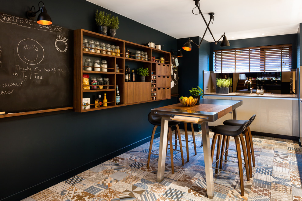 Idee per una sala da pranzo minimal di medie dimensioni con pavimento con piastrelle in ceramica, pavimento multicolore, pareti nere e nessun camino