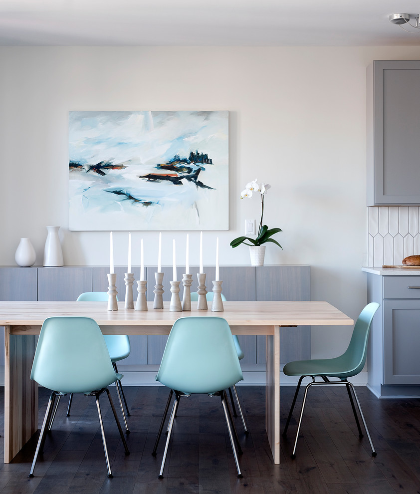 Ispirazione per una piccola sala da pranzo aperta verso la cucina design con pareti bianche, pavimento in legno massello medio e pavimento marrone