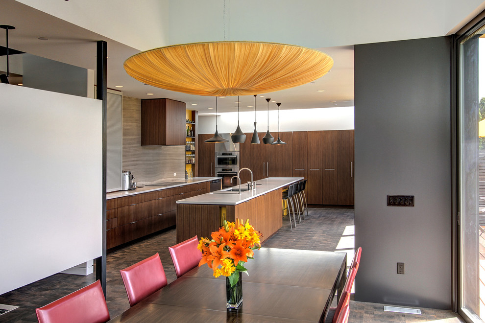 Стильный дизайн: кухня-столовая в современном стиле с темным паркетным полом - последний тренд