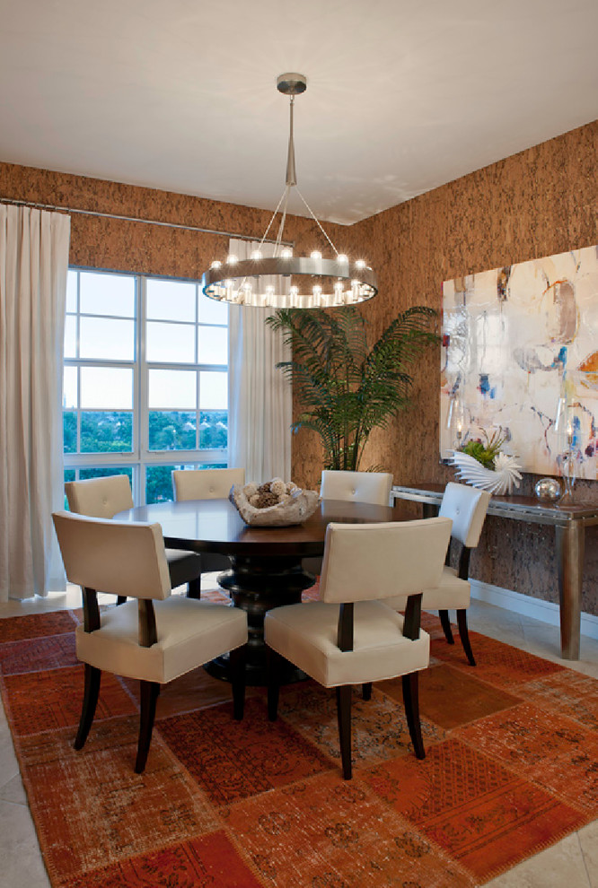 Источник вдохновения для домашнего уюта: столовая в современном стиле с коричневыми стенами