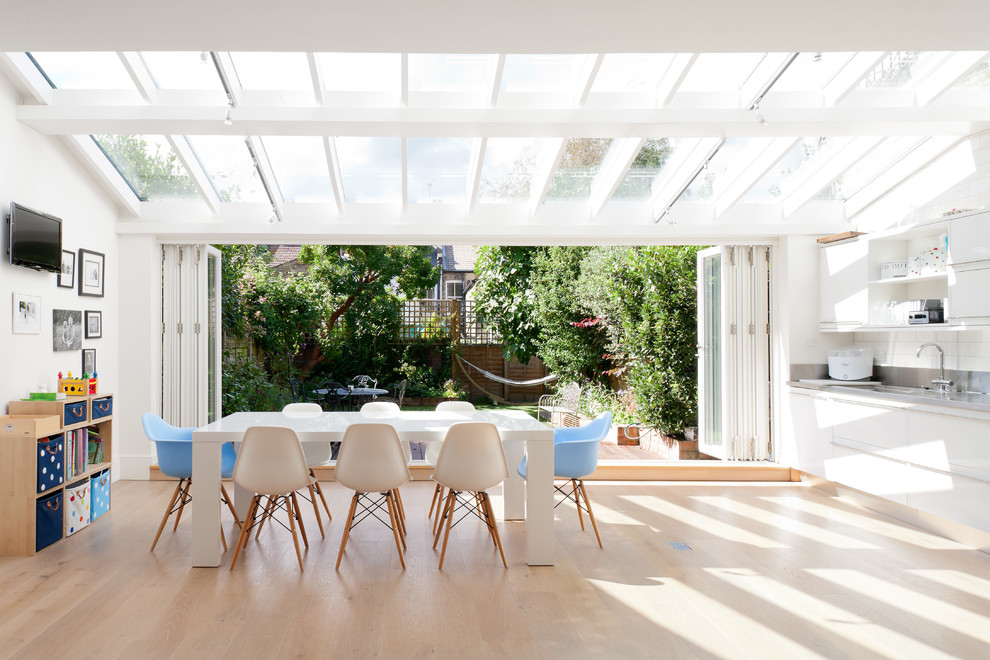 Свежая идея для дизайна: кухня-столовая среднего размера в современном стиле с белыми стенами и светлым паркетным полом - отличное фото интерьера