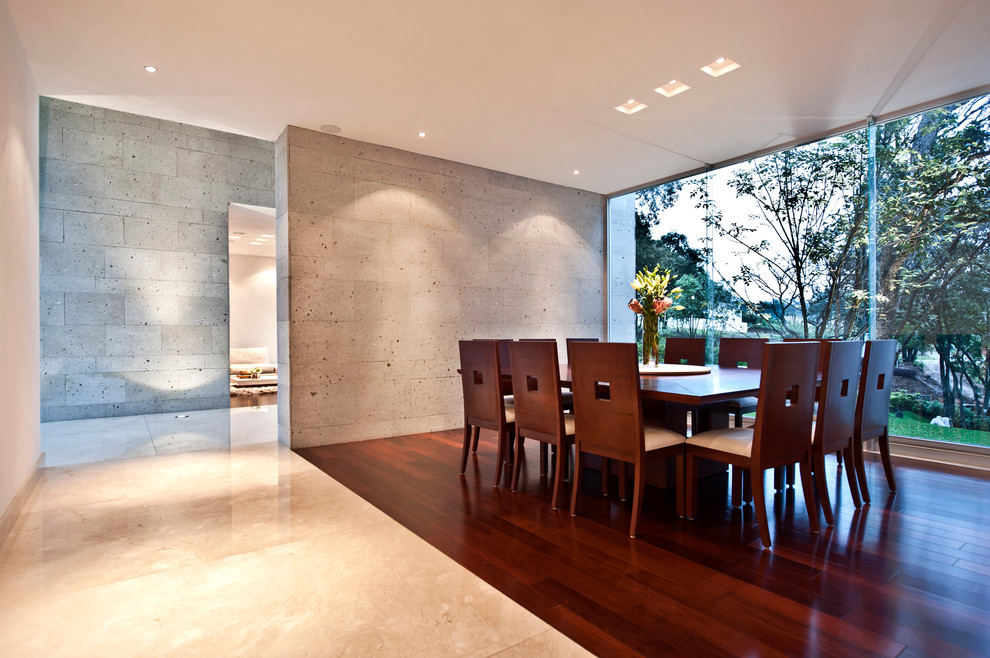 Foto di una sala da pranzo aperta verso il soggiorno design