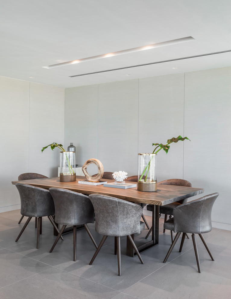 Идея дизайна: столовая в современном стиле с серыми стенами и серым полом без камина