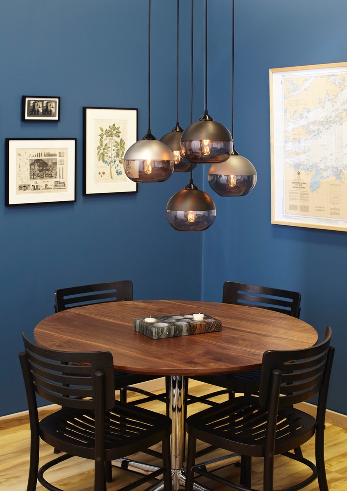 Ispirazione per una sala da pranzo contemporanea con pareti blu