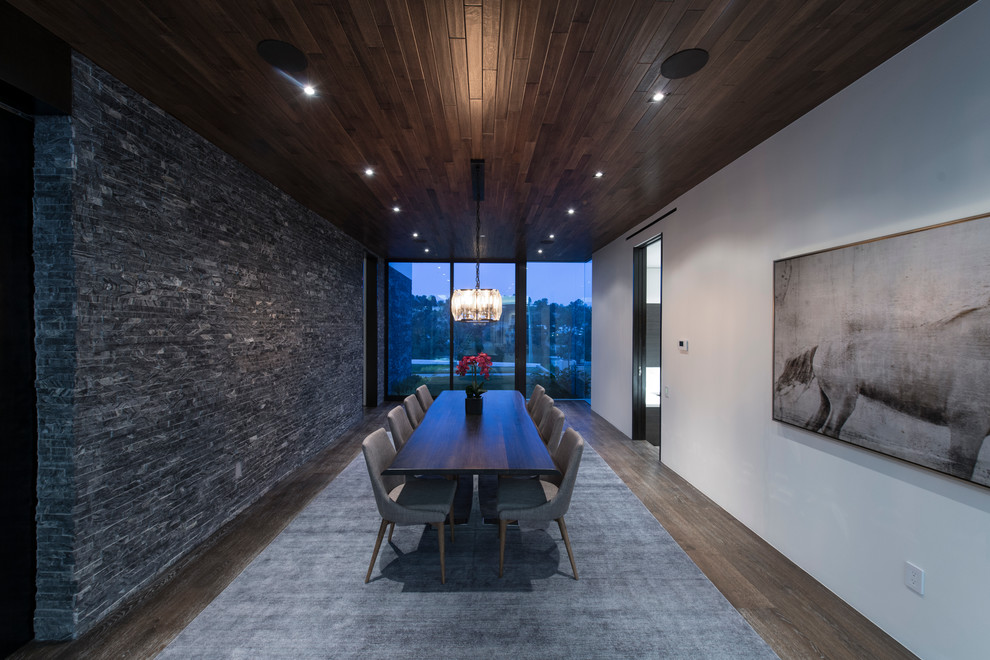 Geschlossenes, Großes Modernes Esszimmer mit dunklem Holzboden in Los Angeles