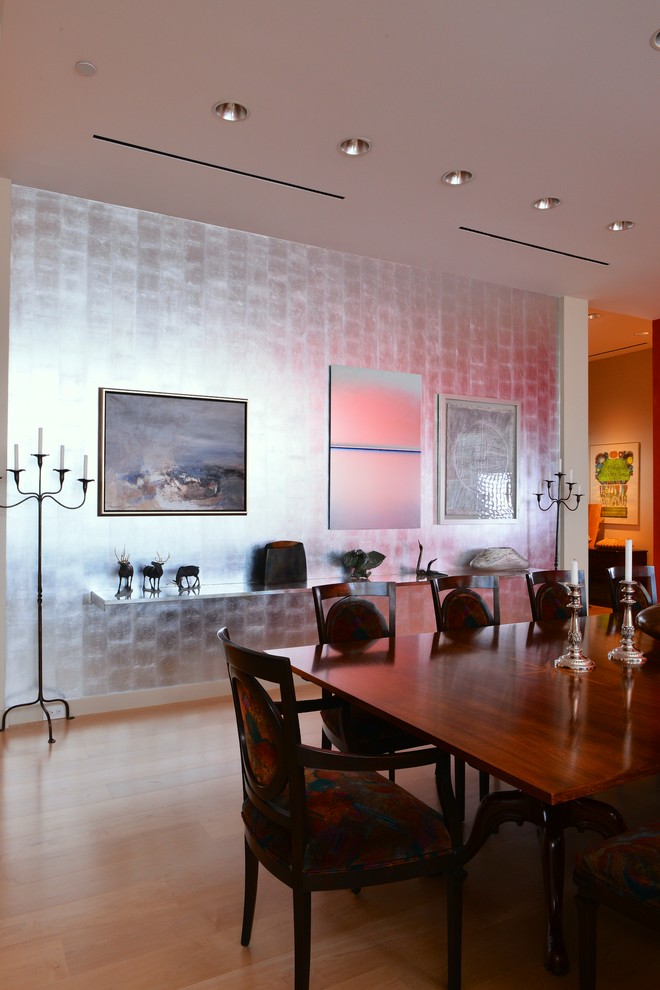 Foto de comedor contemporáneo grande abierto con paredes metalizadas, suelo de madera clara y suelo beige
