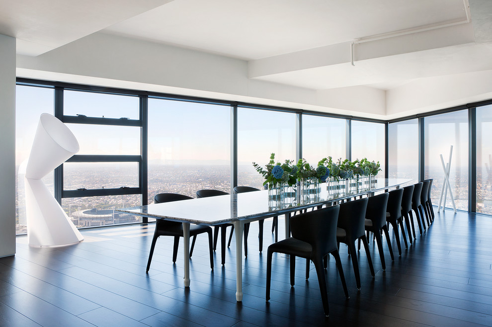 Ejemplo de comedor contemporáneo, extra grande, abierto, con paredes blancas y suelo de madera oscura