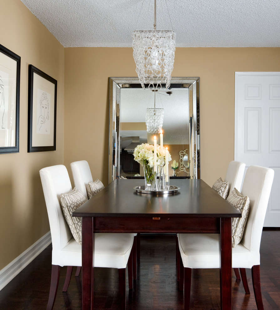 Inspiration pour une salle à manger design avec un mur beige et parquet foncé.