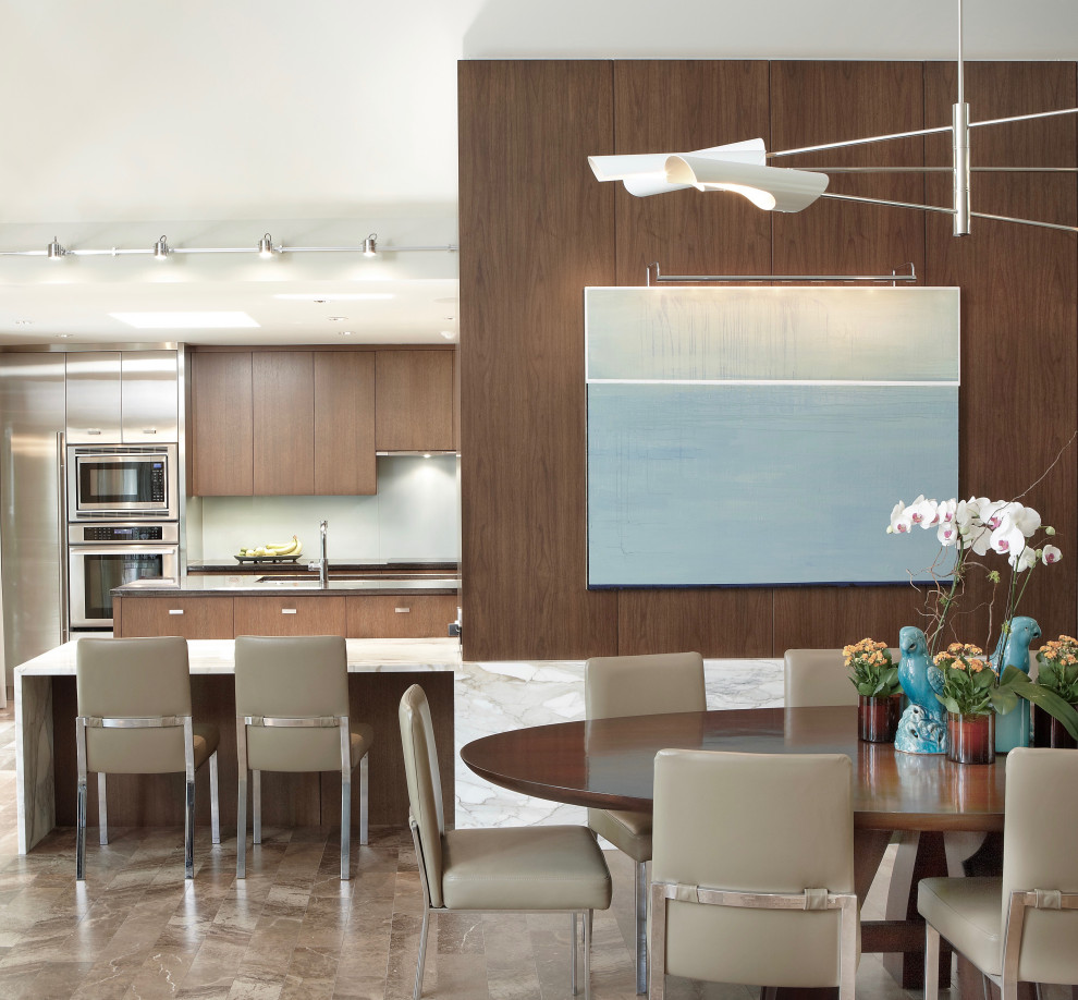 Immagine di una sala da pranzo aperta verso il soggiorno design con pavimento in pietra calcarea, pareti marroni, pavimento marrone e pareti in legno