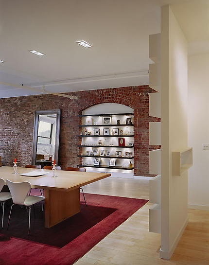 Moderne Wohnküche mit weißer Wandfarbe in New York