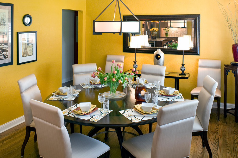 Idéer för ett mellanstort modernt kök med matplats, med gula väggar och mellanmörkt trägolv